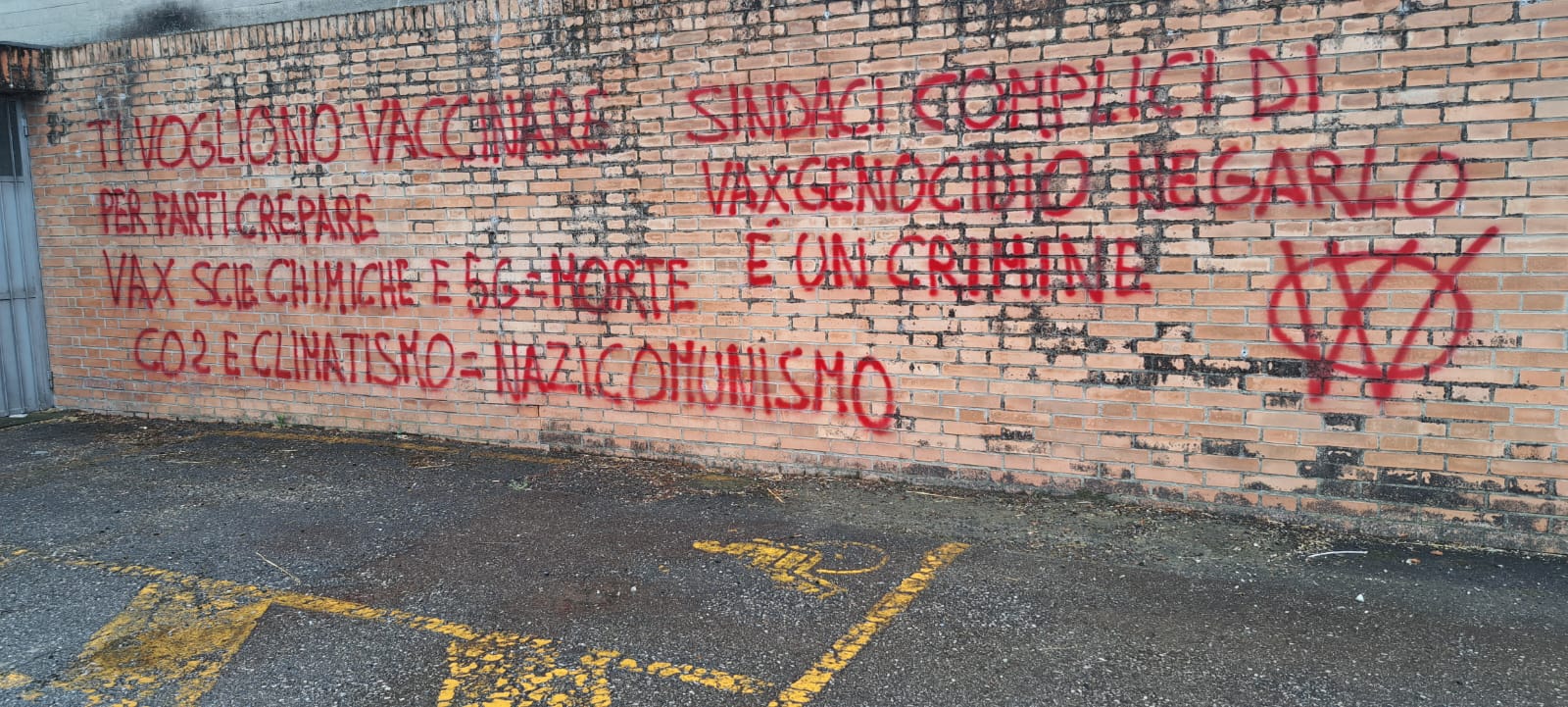 Fratta Terme: No-vax imbrattano i muri del cimitero foto 